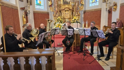 Das Blechbläserensemble Herzensblecher in der Mausbergkirche. V.l.n.r.: Markus Schöpf, Gerhard Böller, Jürgen Lindner, Lukas Weiß, Andreas Rumpler, Johannes Gottschalk (Bild: Wolfgang Schöpf)