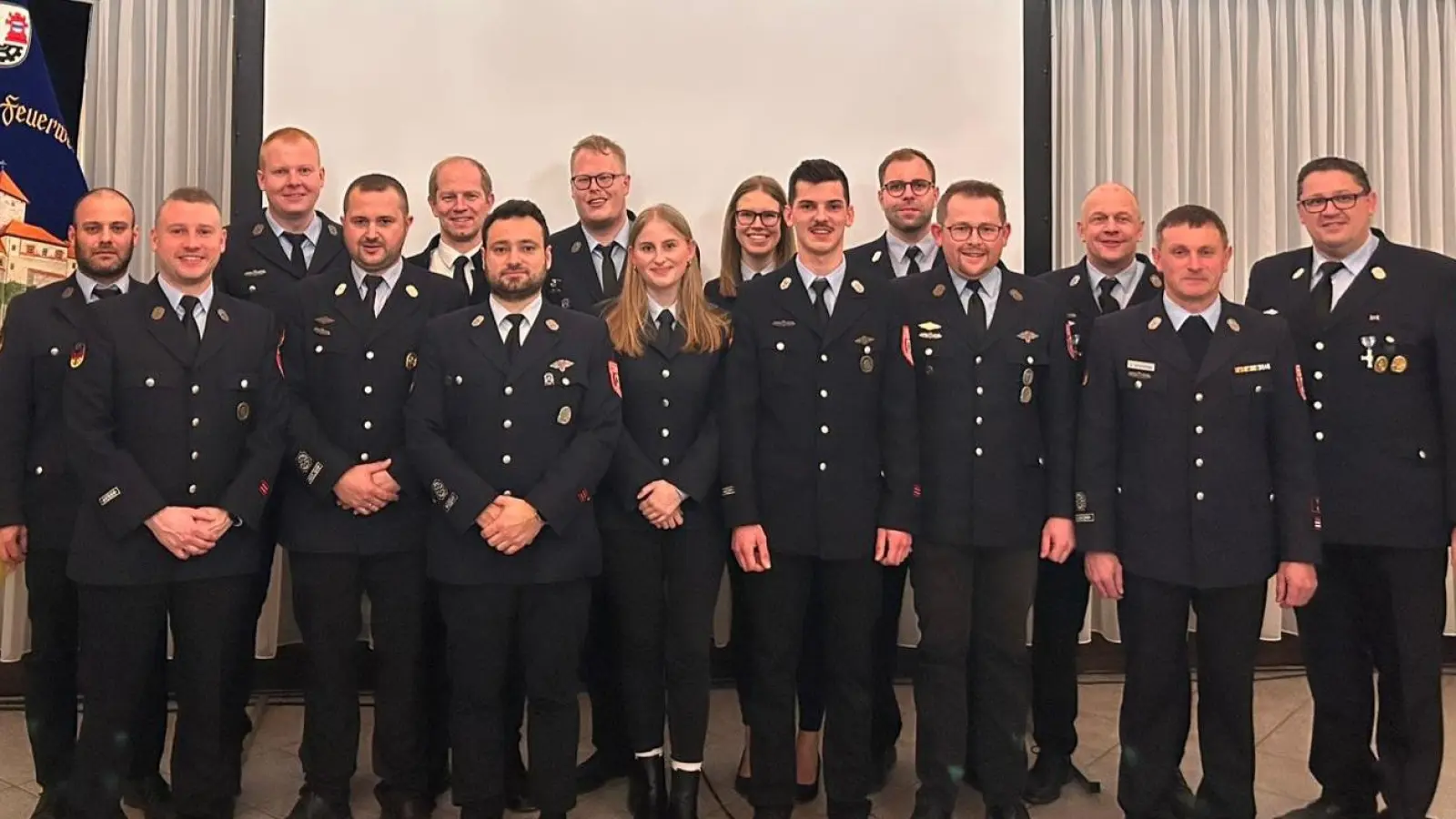 Die neue Vereinsführung mit 1.Vorstand Florian Götz, 6. von rechts und sein Stellvertreter Tobias Lang, 4. von rechts. (Bild: Anna Rosenberg)