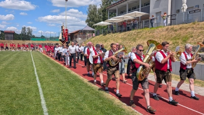 Musikalisch begleitet von der Blaskapell’n Flossenbürg marschierten rund 200 Kinder, Jugendliche und Erwachsene im Festzug auf das Sportgelände des TSV Flossenbürg ein. (Bild: Jonas Meiler)