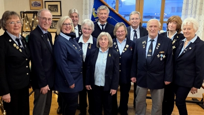 Bei der Jahreshauptversammlung der 7er-Kameradschaft verlängerte die bisherige Vorstandschaft bei den Neuwahlen ihre ehrenamtliche Arbeit um weitere zwei Jahre. Das Erinnerungsbild zeigte von links Larissa Möller, Peter Ertl, Dagmar Schletz, Alfons Betzl, Margret Eckert, Maria Hofmann, Günther Dotzler, Marianne Richter, Franz Stadler, Bernhard Kellner, Franziska Ertl und Angela Zetzlmann.  (Bild: Reinhard Kreuzer)