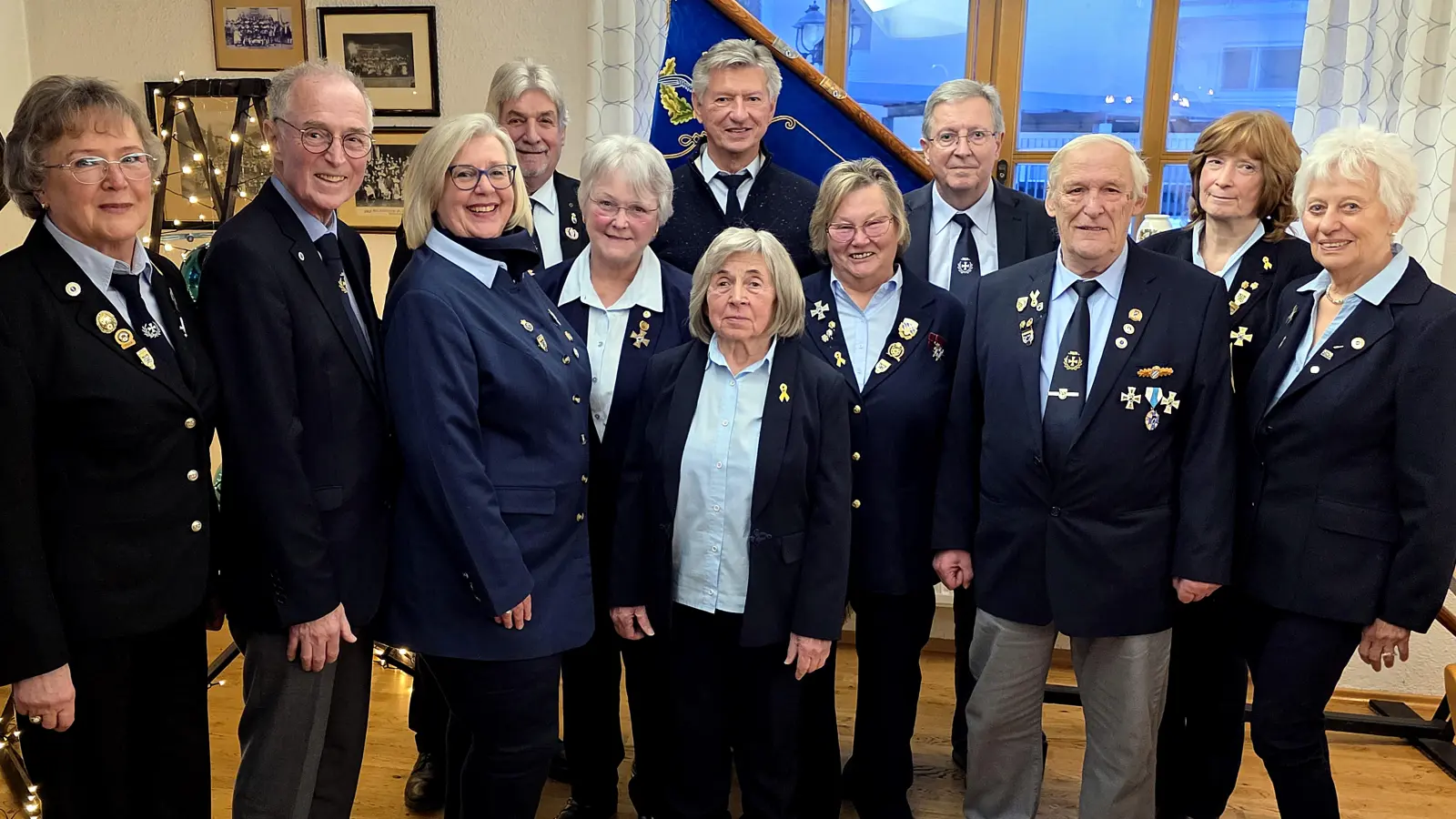 Bei der Jahreshauptversammlung der 7er-Kameradschaft verlängerte die bisherige Vorstandschaft bei den Neuwahlen ihre ehrenamtliche Arbeit um weitere zwei Jahre. Das Erinnerungsbild zeigte von links Larissa Möller, Peter Ertl, Dagmar Schletz, Alfons Betzl, Margret Eckert, Maria Hofmann, Günther Dotzler, Marianne Richter, Franz Stadler, Bernhard Kellner, Franziska Ertl und Angela Zetzlmann.  (Bild: Reinhard Kreuzer)