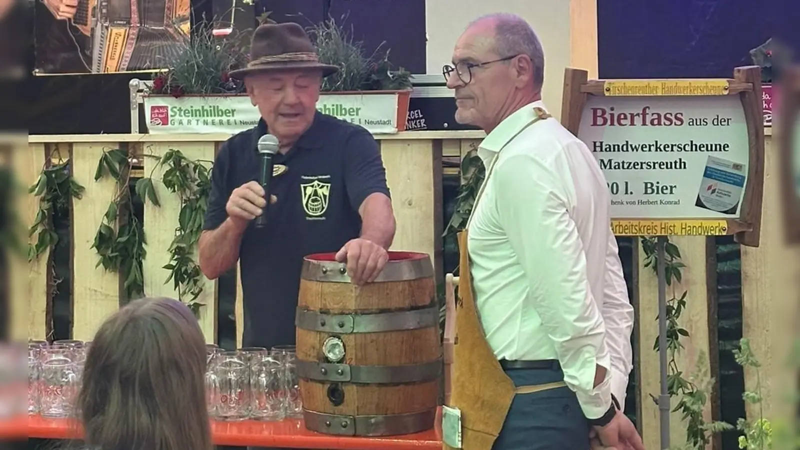 Herbert Konrad übergibt das Fass zum Anzapfen an den neuen Ersten Bürgermeister Hans-Peter Schärl und gibt das Getränke zur allgemeinen Verkostung frei. (Bild: Herbert Konrad)