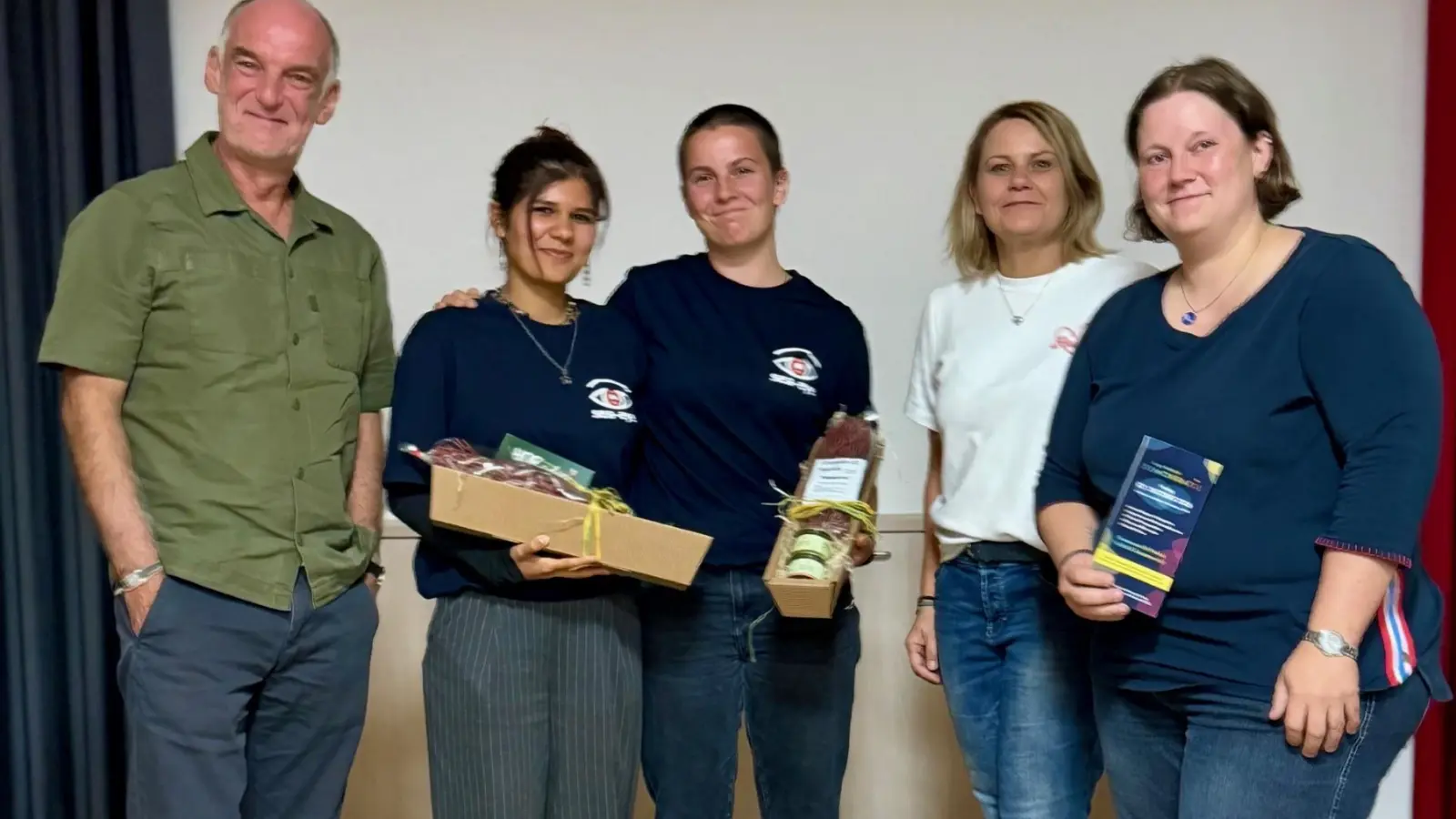 Mit einem kleinen Präsent verabschiedeten die Veranstalter die Vertreterinnen von Sea-Eye nach dem Filmabend im Pfarrheim Vohenstrauß. Von links: Heiner Reber (Pfarrgemeinderat Vohenstrauß), Lyssa und Kati (Sea-Eye), Corinna Kreisl (Katholischer Frauenbund Vohenstrauß) sowie Christina Ponader (Evangelischer Frauenbund Vohenstrauß).  (Bild: Ulrike Kießling)