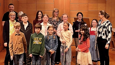 Junge Akteure stellten sich zum Erinnerungsbild auf: In der ersten Reihe David Roth, Theodor Urosevic, Annemarie Schwägerl, Lena Klein, Aylin Mustafaoglu und Katharina Hanauer; dahinter Helga Rose, Elias Gruber, Julia Strobel, Katharina Meier, Hanna Freitag und Mariella Schild; in der dritten Reihe Markus Krisch, Sybille Wagner, Rebecca Schmidbauer und Britta Schmidbauer.  (Bild: Hans Rose)