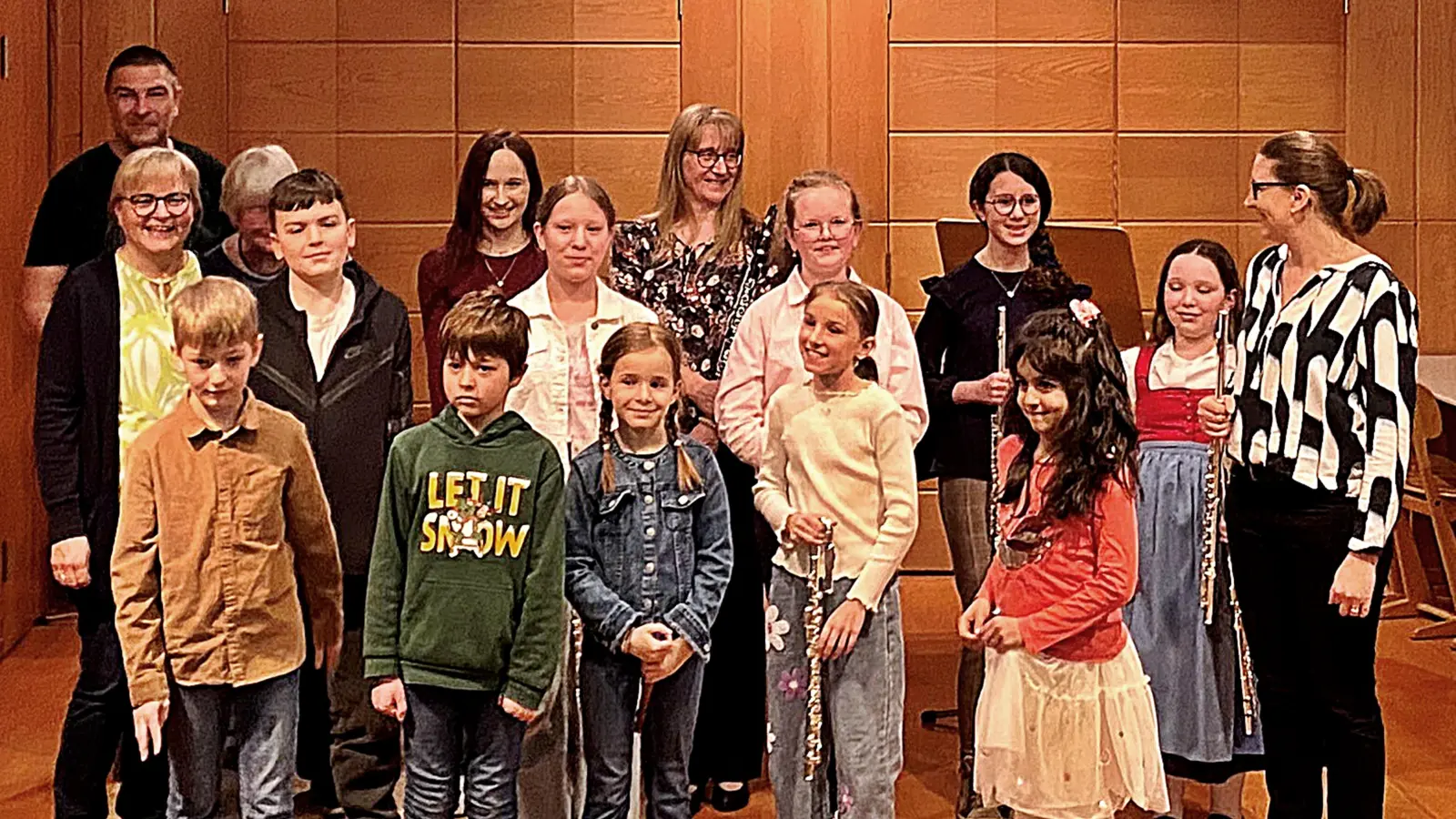 Junge Akteure stellten sich zum Erinnerungsbild auf: In der ersten Reihe David Roth, Theodor Urosevic, Annemarie Schwägerl, Lena Klein, Aylin Mustafaoglu und Katharina Hanauer; dahinter Helga Rose, Elias Gruber, Julia Strobel, Katharina Meier, Hanna Freitag und Mariella Schild; in der dritten Reihe Markus Krisch, Sybille Wagner, Rebecca Schmidbauer und Britta Schmidbauer.  (Bild: Hans Rose)