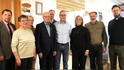 Die neu gewählte Vorstandschaft mit dem 1. Vorsitzenden Jürgen Hofmann (6. von links), seinem Vorgänger Ludwig Hofmann (4. von links), dem 2. Bürgermeister der Stadt Sulzbach-Rosenberg, Günther Koller (links), und dem zuständigen Pfarrer Johannes Arweck (rechts). (Bild: Norbert Weis)