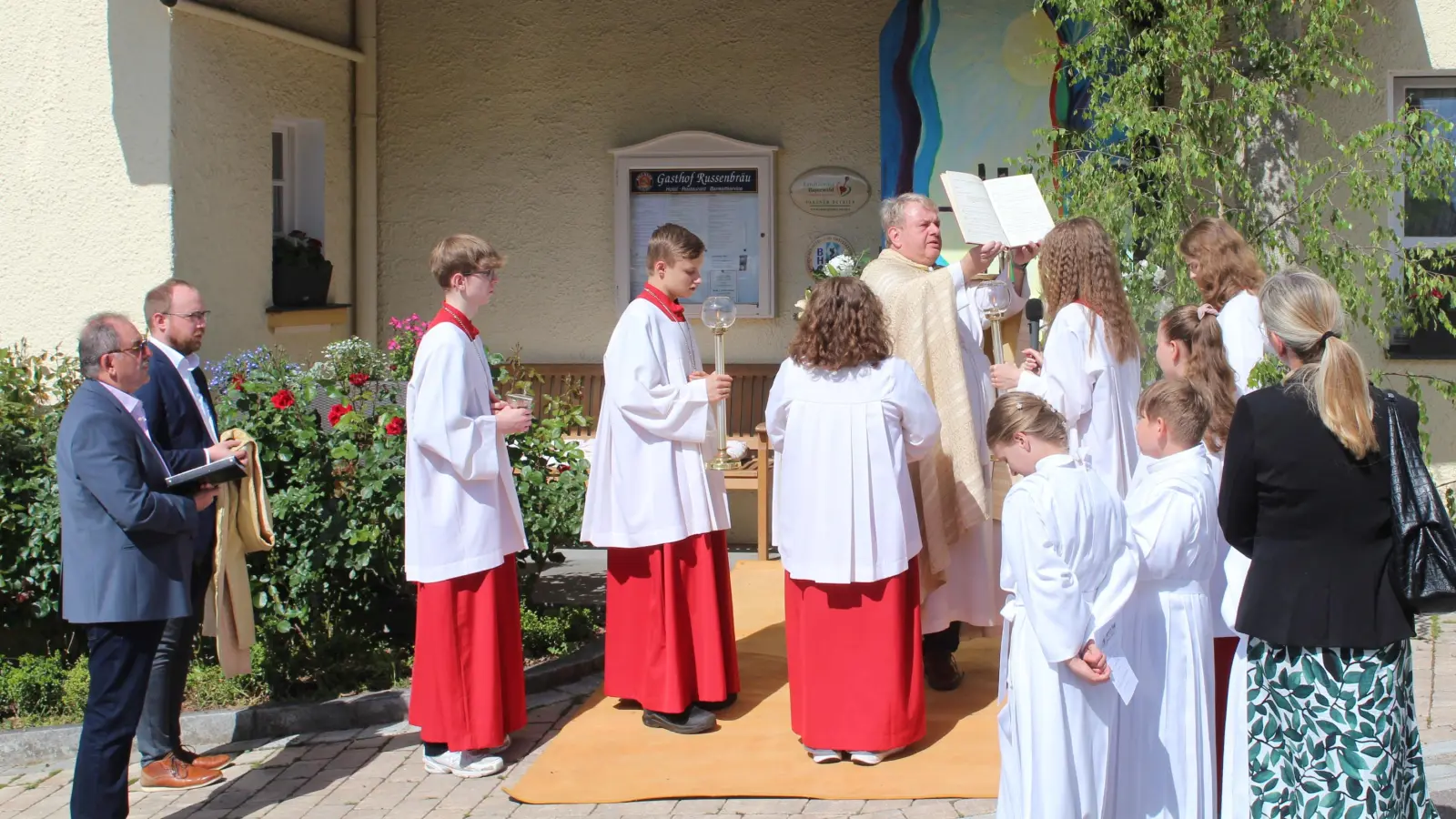 Foto 08: Bei jedem Altar las Pfarrer Albert Hölzl aus dem Evangelium und spendete den sakramentalen Segen mit dem Allerheiligsten. Hier vor dem Gasthaus Russenbräu. (Bild: Nikolaus Scherr)
