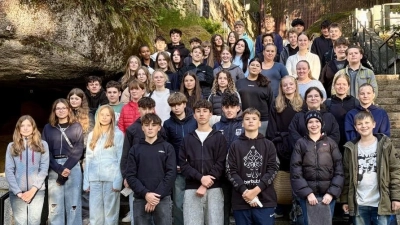 Gut gelaunt und voller Vorfreude: Die Teilnehmerinnen und Teilnehmer der Realschule Neunburg vor dem Besuch der „Rocky Horror Show” auf der Luisenburg. (Bild: Andrea Rembeck)