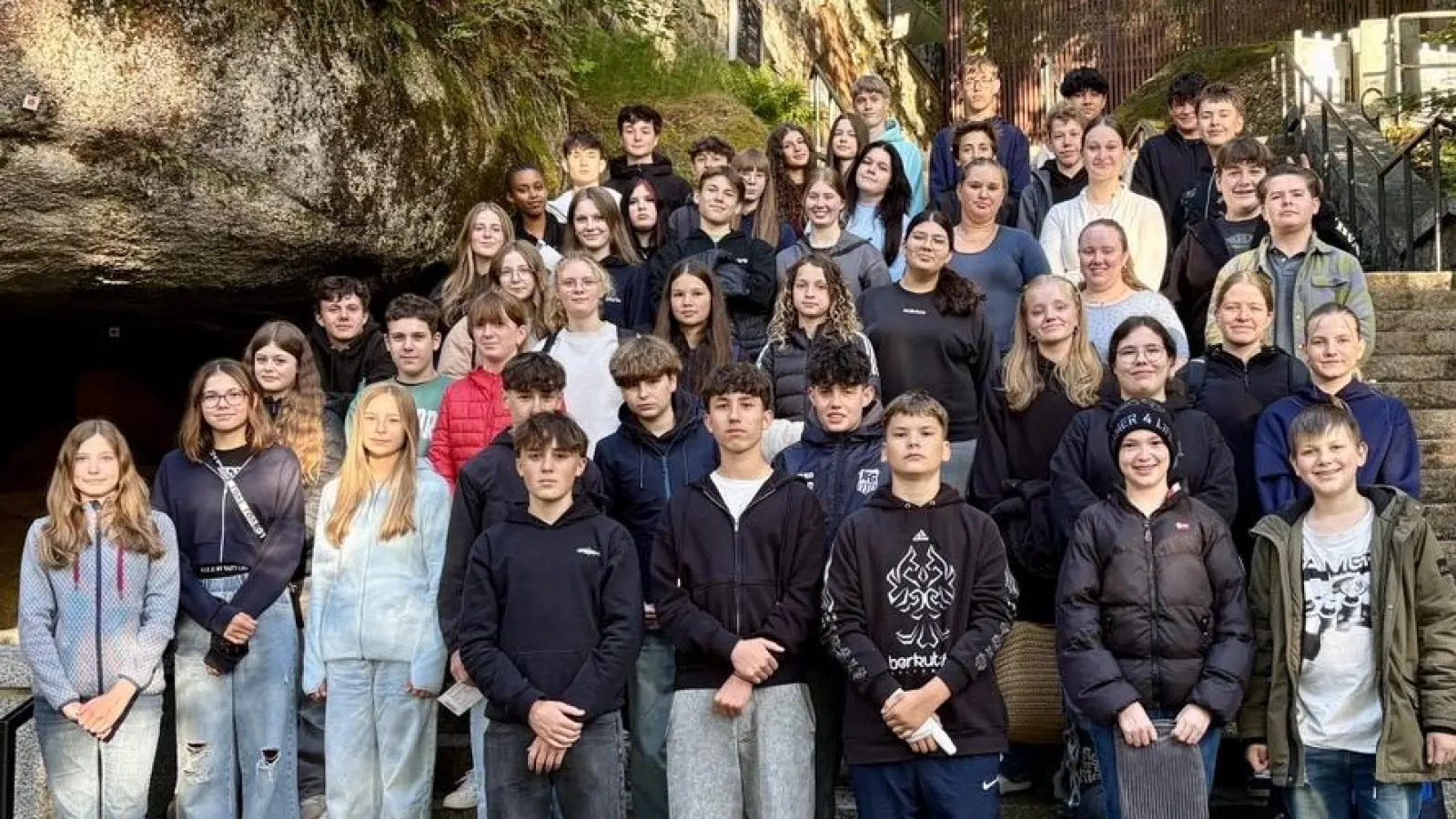Gut gelaunt und voller Vorfreude: Die Teilnehmerinnen und Teilnehmer der Realschule Neunburg vor dem Besuch der „Rocky Horror Show” auf der Luisenburg. (Bild: Andrea Rembeck)