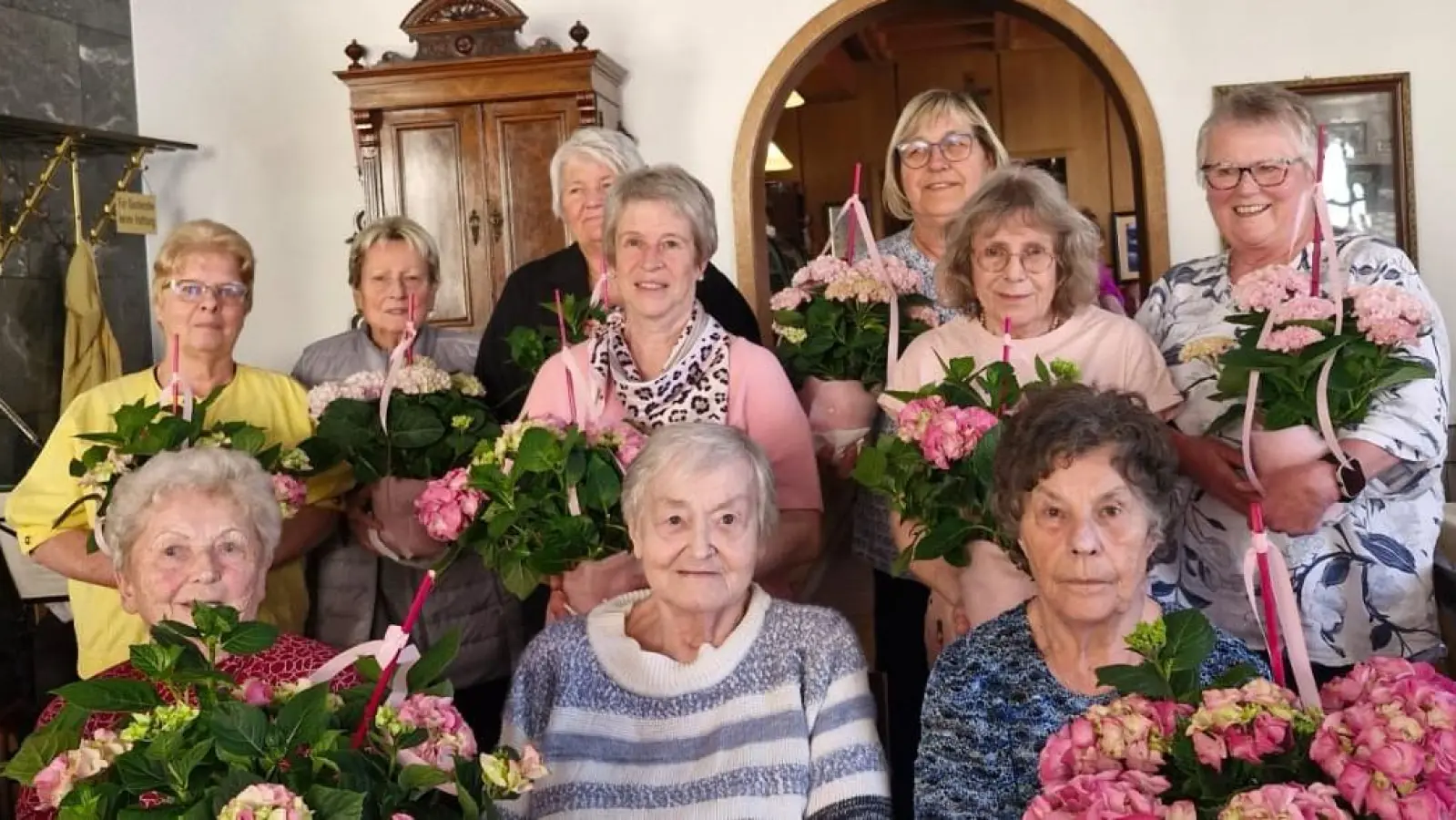 Die zehn ältesten anwesenden Mütter wurden mit einer Hortensie beschenkt.  (Bild: Erika Dekrell)