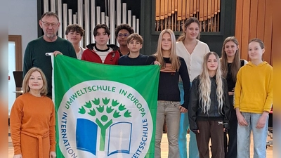 Gemeinsam mit (v.l.n.r.) OStRin Veronika Frenzel und Schulleiter OStD Georg Meyer freuen sich Schülerinnen und Schüler des AK „Umwelt” über die Auszeichnung.  (Bild: Veronika Frenzel/MRG)