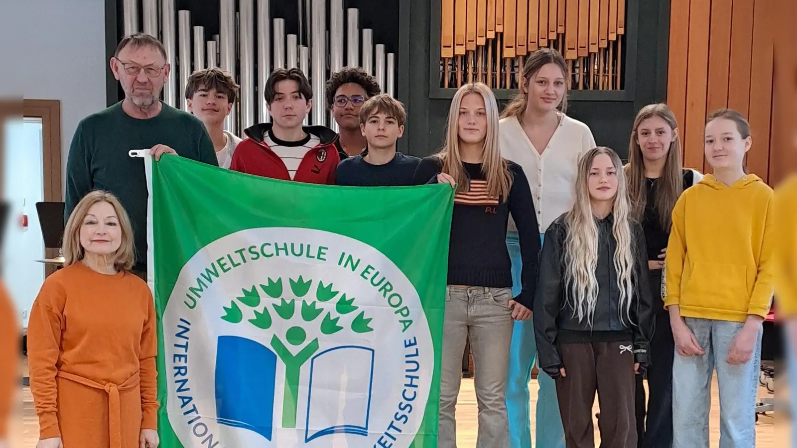Gemeinsam mit (v.l.n.r.) OStRin Veronika Frenzel und Schulleiter OStD Georg Meyer freuen sich Schülerinnen und Schüler des AK „Umwelt” über die Auszeichnung.  (Bild: Veronika Frenzel/MRG)