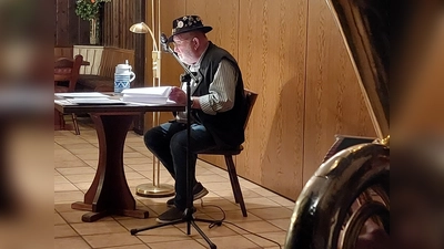 Zum 10-jährigen Jubiläum des Dorfmagazins Rosenbladl begeisterte Oberpfälzer Urgestein Sepp Lösch im voll besetzten Gasthaus Kreiner in Siebeneichen mit einer lebendigen Live-Lesung seiner besten „Ei’gschenkt“-Beiträge. (Bild: Martin Franitza)