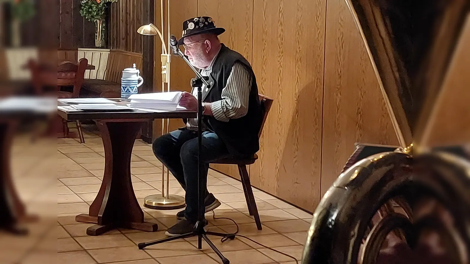 Zum 10-jährigen Jubiläum des Dorfmagazins Rosenbladl begeisterte Oberpfälzer Urgestein Sepp Lösch im voll besetzten Gasthaus Kreiner in Siebeneichen mit einer lebendigen Live-Lesung seiner besten „Ei’gschenkt“-Beiträge. (Bild: Martin Franitza)