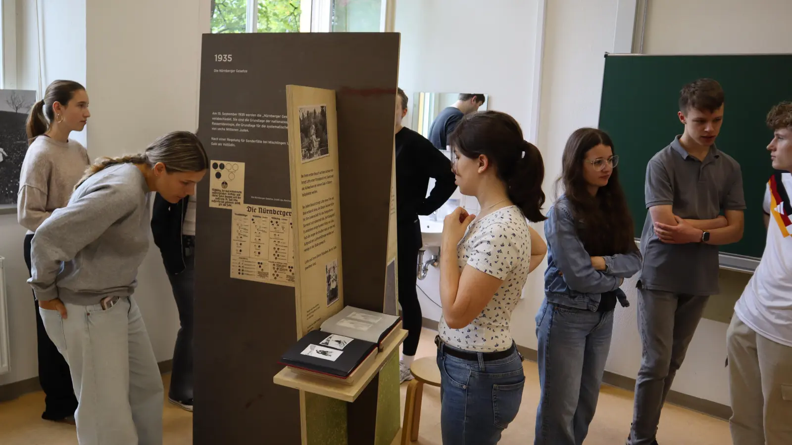 Die Wanderausstellung „Geliebte Gabi” und der Ausstellungsmacher Leo Hiemer am Augustinus-Gymnasium (Bild: Simone Peter)