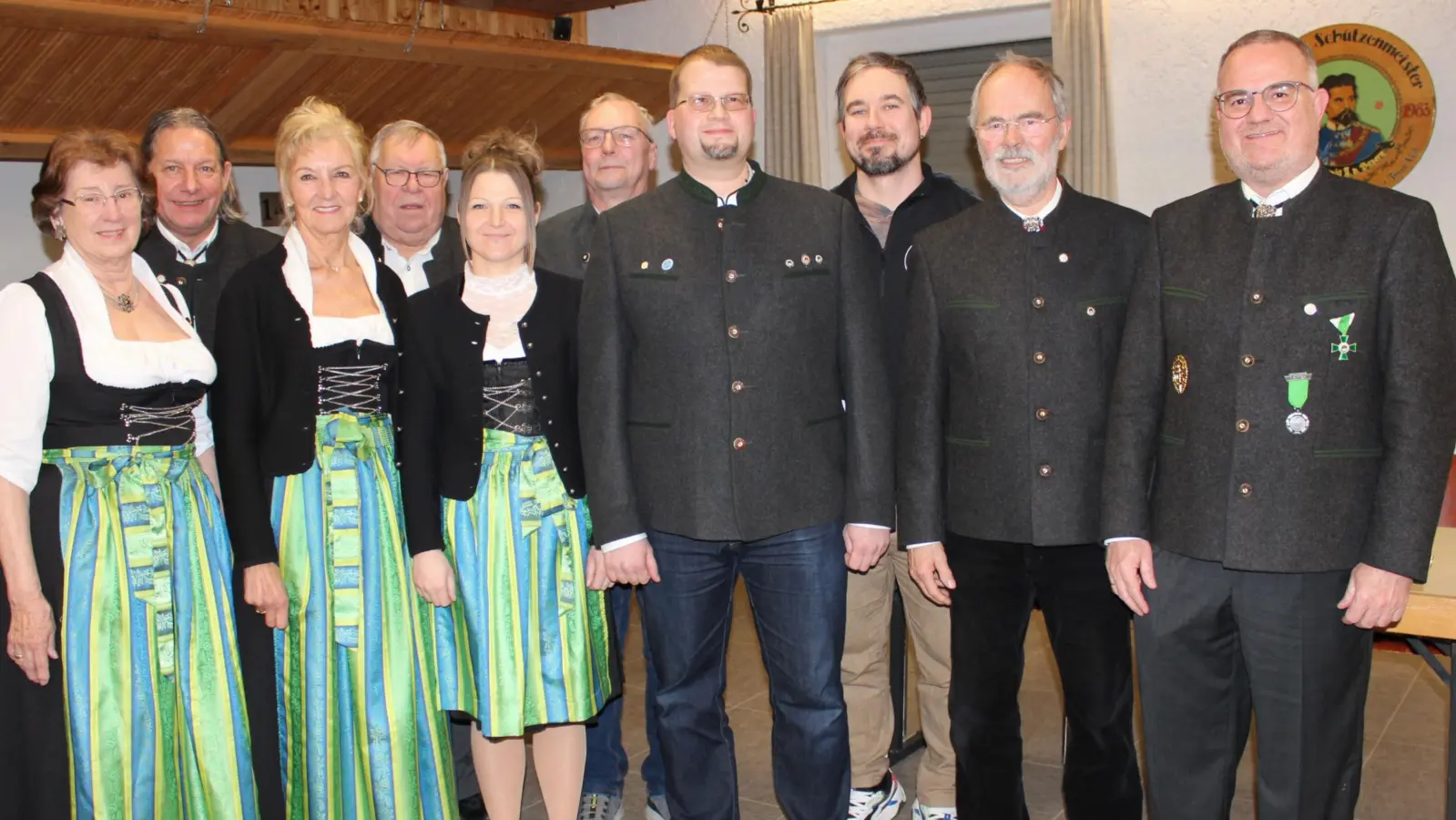 Gewählte Funktionsträger (von links): Begleiterin des Fahnenträgers und Kassenrevisor Roswitha Koller, Oberschützenmeister Markus Böhm, Schriftführerin und Begleiterin des Fahnenträgers Renate Zitzmann, Gerätewart Anton Donhauser, stellvertretender Sportleiterin Ramona Gehringer, Gerätewart Gerhard Wiesgickl, 1. Schützenmeister, Gerätewart und Handfeuerwaffenreferent Christian Hiltl, Sportleiter Kevin Franke, Kassenrevisor Robert Seel und Schatzmeister Herbert Ludwig. (Bild: Werner Koller)
