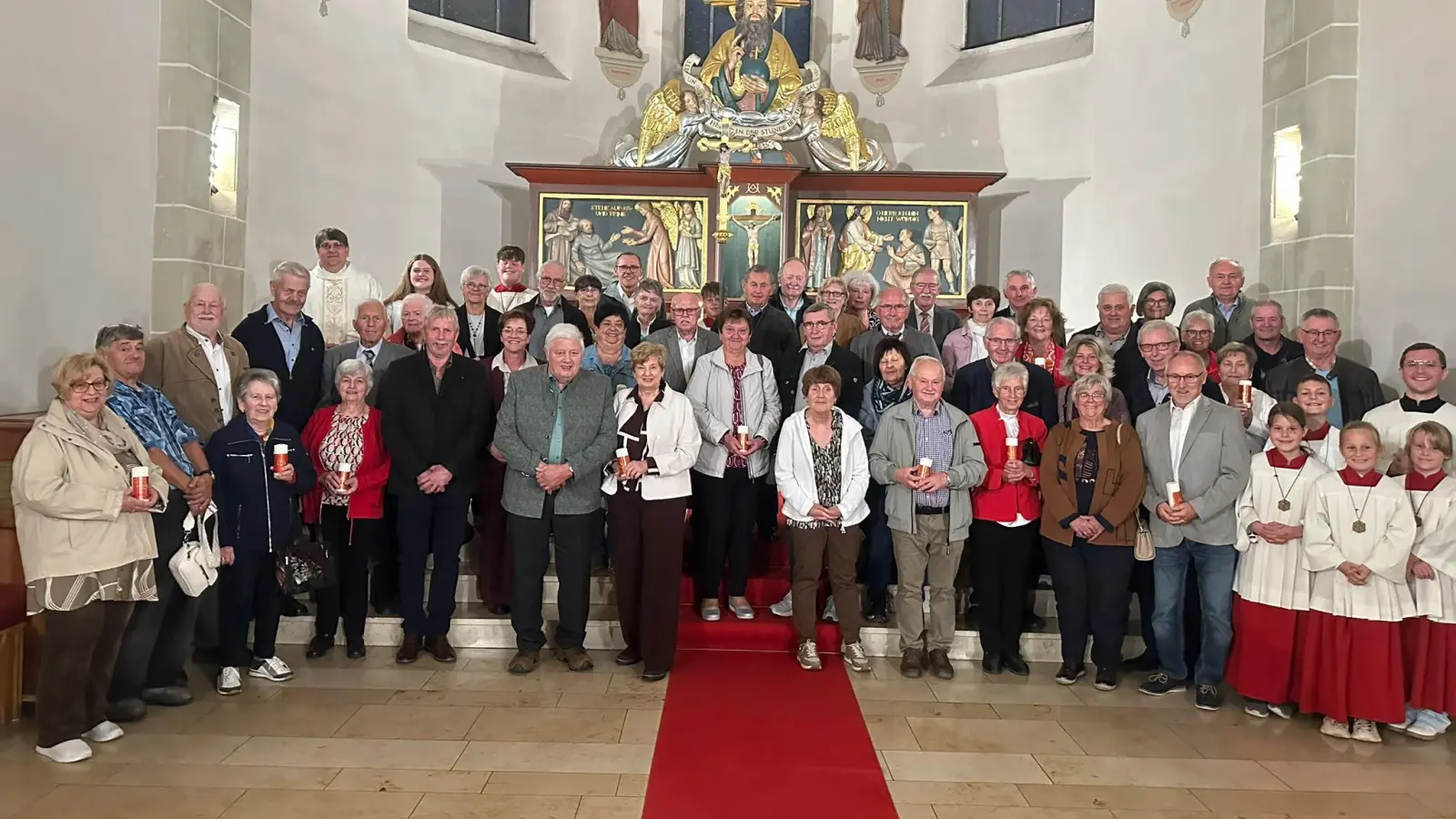 Paare aus den Pfarreien Mitterteich, Leonberg und Steinmühle feiern 40-, 50-, 60- und 65-jähriges Ehejubiläum. (Bild: Helga Weiß)