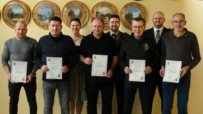 Von links: Bernhard Weber, Tobias Beer, 2. Schützenmeisterin Theresa Weidner, Thomas Zölch, 1. Schützenmeister Philipp Zölch, Albert Zölch, 1. Gauschützenmeister Florian Greil, Gerald Bauer (Bild: Fabian Rosenberger)