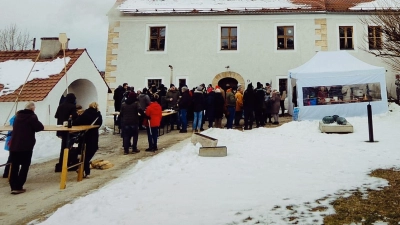 Wunderbare Kulisse für das CSU-Winterbacken im Innenhof des ehemaligen Pfarrhofs. (Bild: Barbara Gerl)