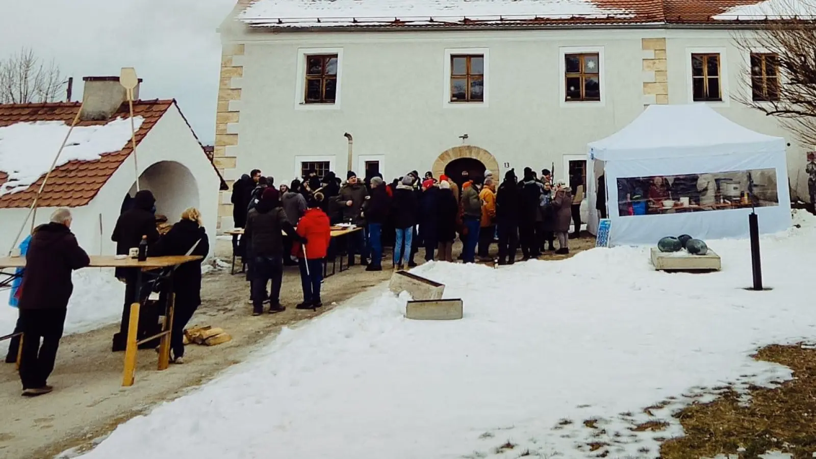 Wunderbare Kulisse für das CSU-Winterbacken im Innenhof des ehemaligen Pfarrhofs. (Bild: Barbara Gerl)