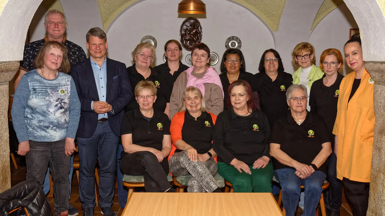 Sitzend die engere Vorstandschaft des Stammtisch Höhe 309 Weiden (Bild: Bernhard Czichon)