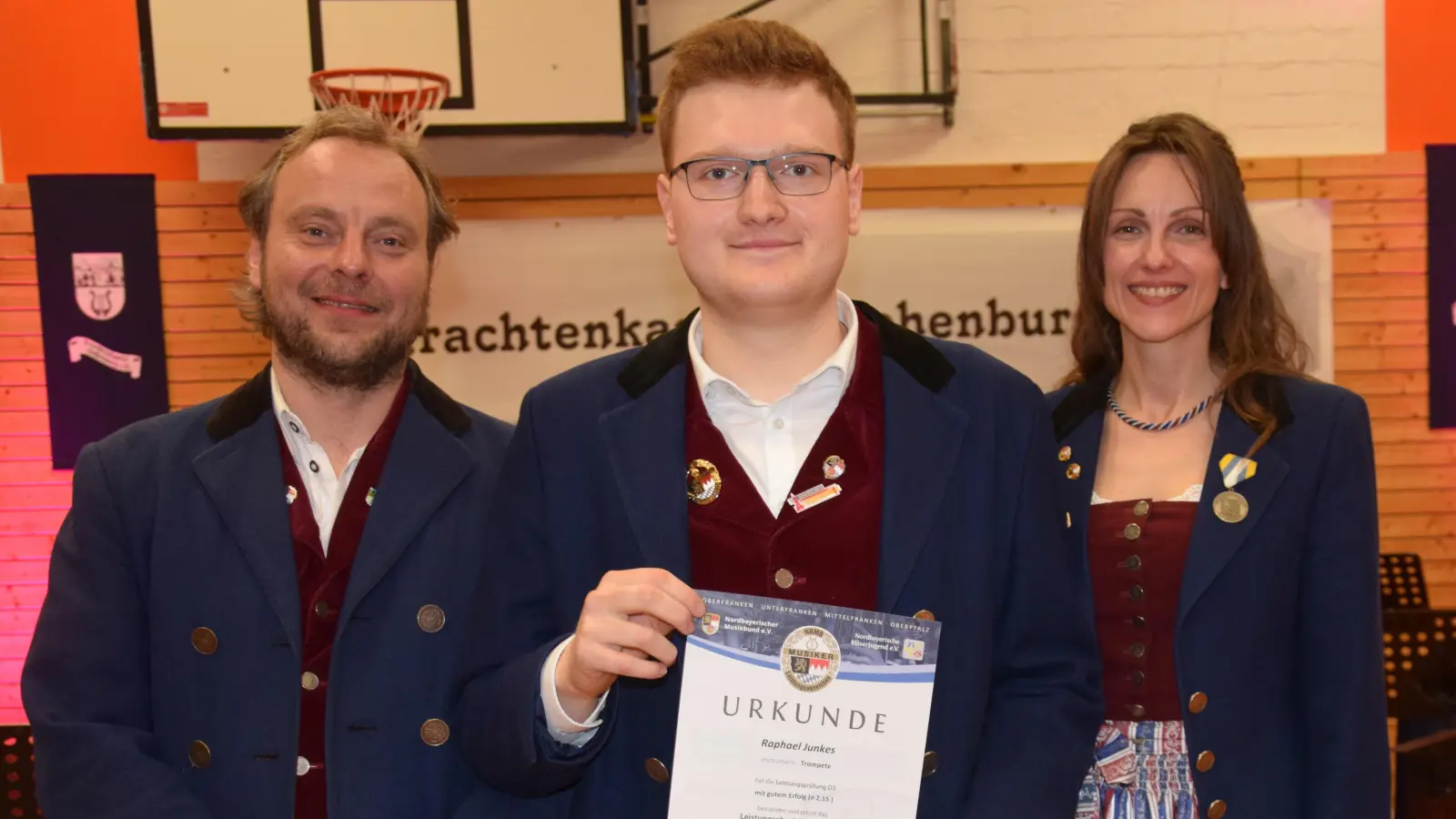 Zum Goldenen Leistungsabzeichen des Nordbayerischen Musikbundes gratulierten Raphael Junkes die musikalische Leiterin der Trachtenkapelle Hohenburg Anja Paulus und Vorsitzender Benjamin Siegert.  (Bild: Paul Böhm)