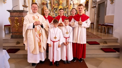Erstkommunion feierten mit Kaplan Herr Alexander (von links) Luis Döllinger, Florian Kraus, Anton Spitzl, Paulus Kistenpfennig, Marie Köstler, Bernhard Härtl. (Bild: Marion Peter)