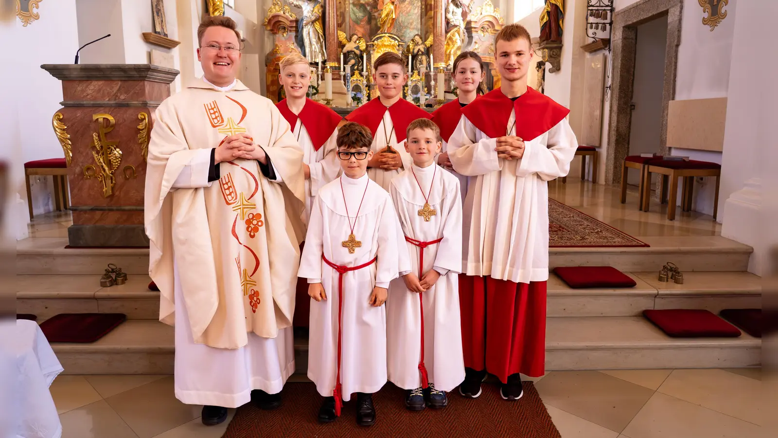 Erstkommunion feierten mit Kaplan Herr Alexander (von links) Luis Döllinger, Florian Kraus, Anton Spitzl, Paulus Kistenpfennig, Marie Köstler, Bernhard Härtl. (Bild: Marion Peter)