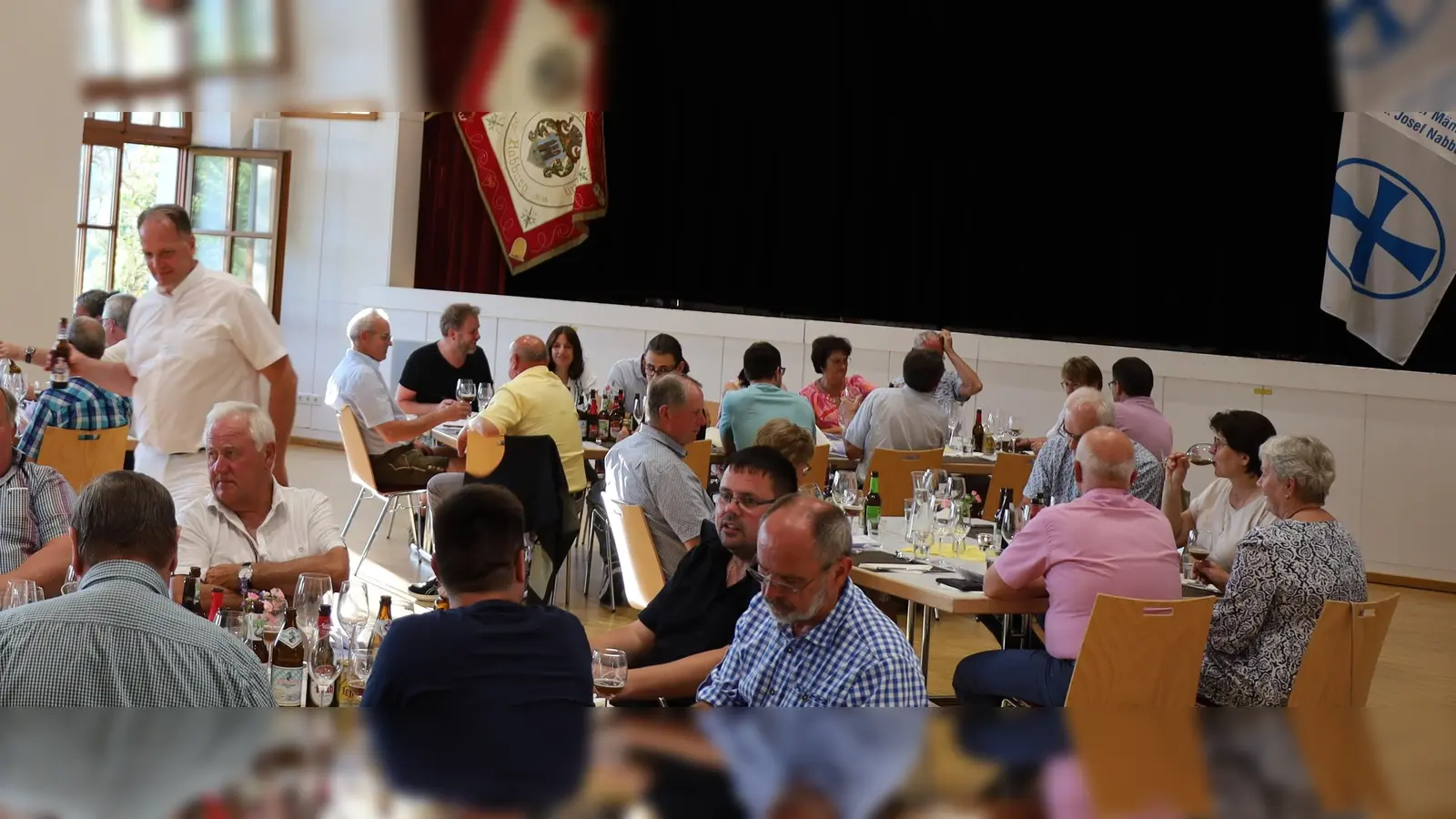 Biersommelier Stefan Wissel (links stehend) zeigte anhand von 14 Spezialitäten die Vielfalt und Qualität kreativer Braukunst. Ein Menü des Restaurant Sauerer mit 9 Gängen begleitete die Bierverkostung. (Bild: Sepp Ferstl )