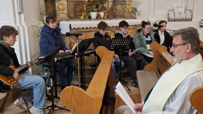 Erstmals umrahmte Christine Schindler mit Schülern des Neustädter Gymnasiums die Anbetungsstunde in St. Felix, die Guardian Pater Stanislaus mit schönen Texten gestaltete.  (Bild: Martin Staffe)