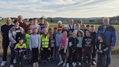 Teilnehmer der Rama-Dama Aktion mit den Begleitpersonen. Organisiert vom Jugendbeauftragten Manuel Ernst (links). Unterstützt wurde die Aktion unter anderen von der JU-Ortsvorsitzenden Sarah Purucker (2.v.l), Seniorenbeaufttagten Konrad Härtl (3.v.l) und Bürgermeister Max Bindl (rechts). (Bild: Manuel Ernst )