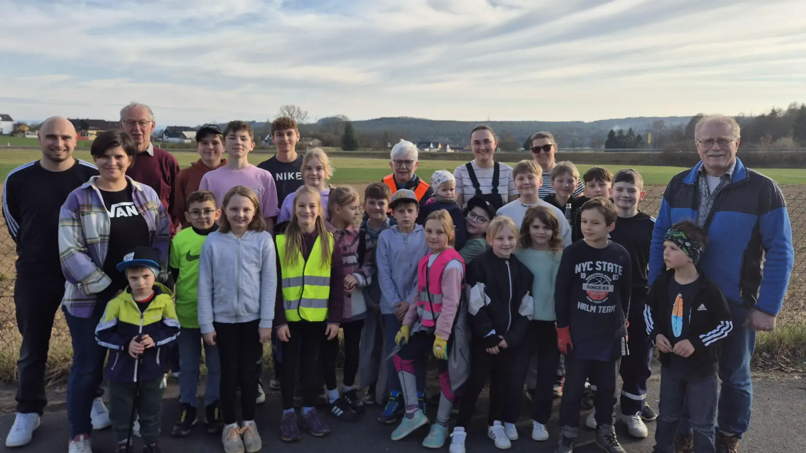 Teilnehmer der Rama-Dama Aktion mit den Begleitpersonen. Organisiert vom Jugendbeauftragten Manuel Ernst (links). Unterstützt wurde die Aktion unter anderen von der JU-Ortsvorsitzenden Sarah Purucker (2.v.l), Seniorenbeaufttagten Konrad Härtl (3.v.l) und Bürgermeister Max Bindl (rechts). (Bild: Manuel Ernst )