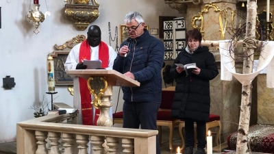 Pfarrvikar Robert Amandu, Sabine Pröls und Sepp Gleissner lasen die Texte der Kreuzwegstatonen.  (Bild: Eva Seifried)