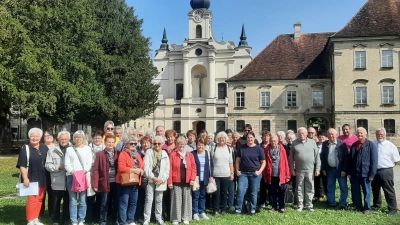 Das Bild zeigt die Gruppe vor dem ehemaligen Zisterzienserkloster Raitenhaslach. (Bild: Rita Gleißner)