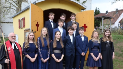 Ein eigens nach Edelsfeld gebrachter Hirtenwagen war ein zentraler Punkt bei der Konfirmation in der evang. Kirchengemeinde Edelsfeld. Pfarrer Matthias Ahnert freute sich mit den fünf Konfirmandinnen und sieben Konfirmanden. Zur Bildaufnahme und im Gottesdienst hatte Pfarrer Ahnert wiederum seinen Hirtenstab dabei. (Bild: Rudi Gruber)