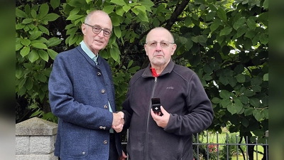 li. Peter Ertl, 1. Vors. 7er- u. Kameradschaftsbund Weiden, Hans Kick, Geehrter mit Veteranenabzeichen. (Bild: Reinhard Kreuzer)