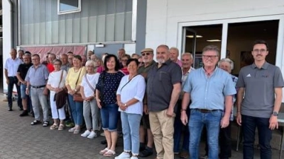 Gruppenbild vor dem Gebäude der DLB GmbH (Foto Matthias Schöberl) (Bild: Matthias Schöberl)