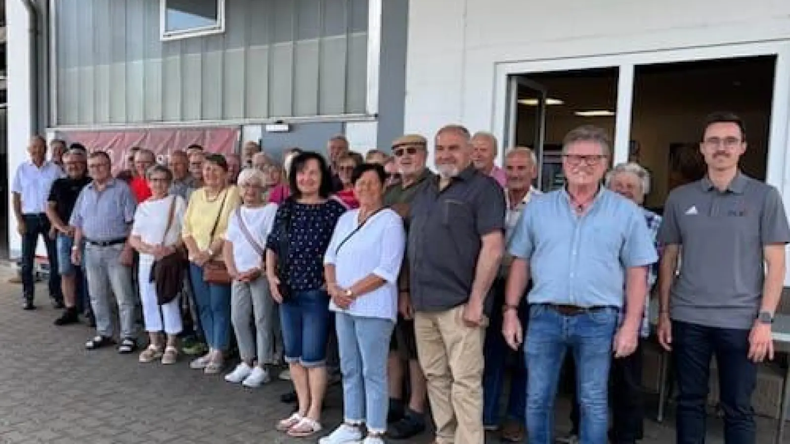 Gruppenbild vor dem Gebäude der DLB GmbH (Foto Matthias Schöberl) (Bild: Matthias Schöberl)