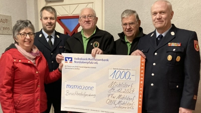 Harald Dirnberger, Roland Biehler, Franz Kindl und Martin Reindl (von rechts) überreichten symbolisch den Scheck von 1000 Euro an Sieglinde Schärtl für Brustkrebspatienten (Bild: Josef Schärtl)