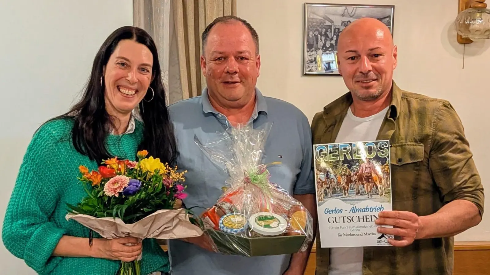 Blumen für Ehefrau Martha, einen Brotzeitkorb für Markus Hiltel und einen Gutschein ins Zillertal hatte 2.Vorstand Marco Specht überreicht. (Bild: Johannes Rumpler)