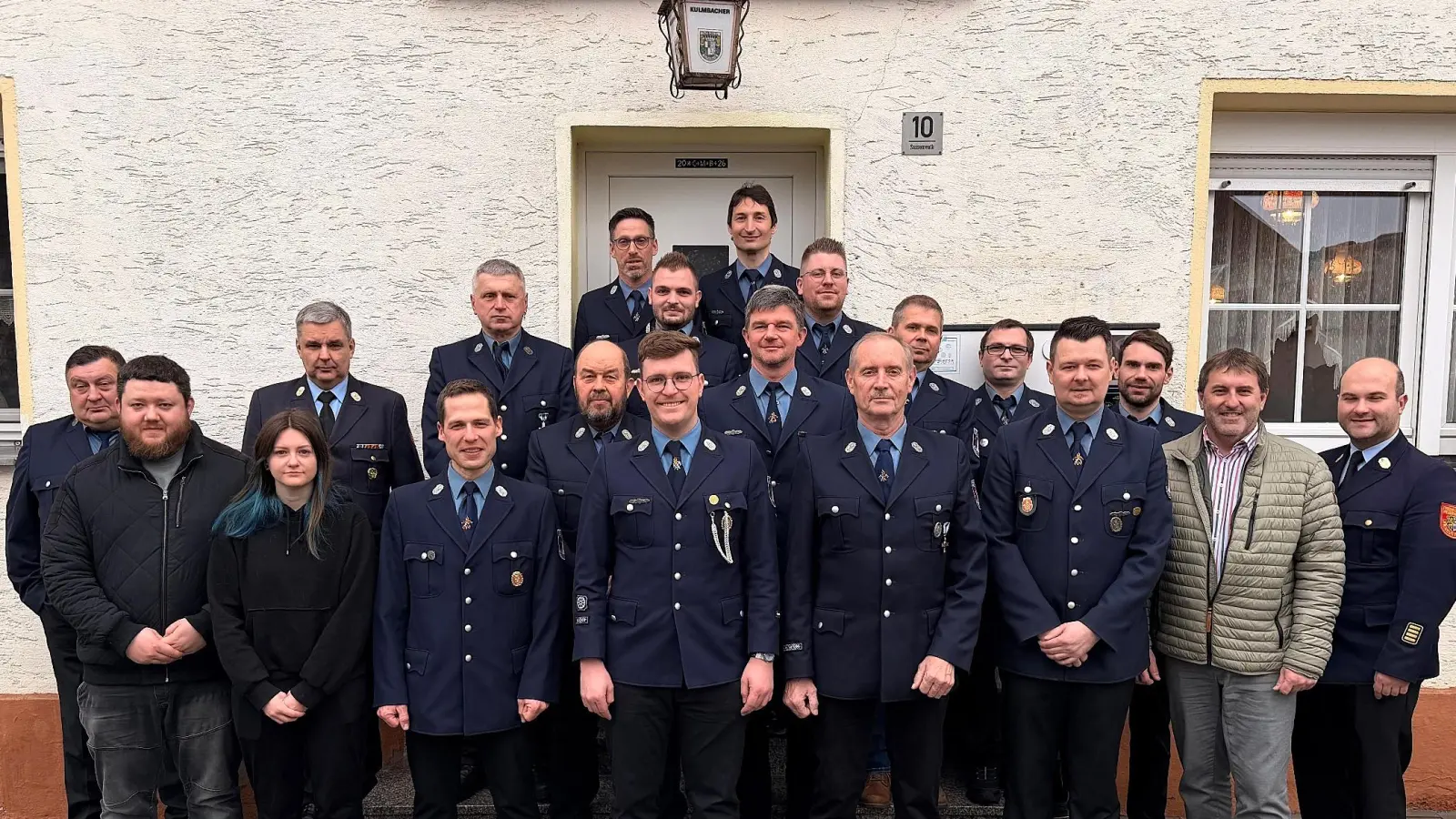 Das Foto zeigt von links Peter Speckner (45 Jahre Mitglied), Iljas Bescanov (neues passives Mitglied), Celine Ernst (neues aktives Mitglied), Kreisbrandinspektor Wolfgang Schwarz, Johannes Kraus (25 Jahre), Hermann Walter (40 Jahre), Josef Lehner (50 Jahre), Kommandant Jürgen Adelhardt, Michael Fronhöfer (20 Jahre), Tim Fraunholz (Adjudant), Jürgen Steger (30 Jahre), Stefan Lindner (35 Jahre), Lucas Lohner (20 Jahre), Helmut Trenz (50 Jahre), Reinhard Lohner (45 Jahre), Matthias Fronhöfer (25 Jahre), neuer 1.Vorsitzender Christian Seemann (25 Jahre), Maximilian Kroher (2.Vorsitzender neu), Bürgermeister Ewald Plößner und Kreisbrandrat Marco Saller.  (Bild: Michael Wiesnet)