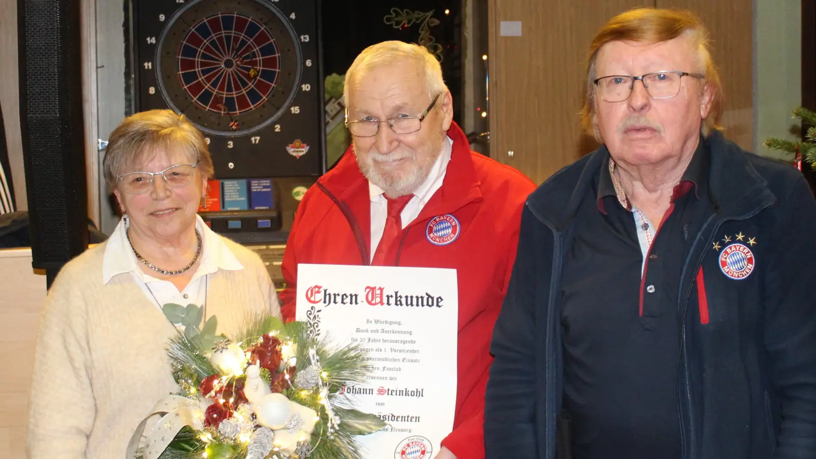 Die Personen auf dem Bild (von links): Helga Steinkohl (Ehefrau), Johann Steinkohl (Ehrenpräsident), Harald Holzinger (Vorstandsmitglied u. Kassier). (Bild: Gerald Sacher)