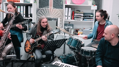 Michael Dandorfer &amp; Band spielen beim Festival „Jazzarise“ ein Tiny-Desk-Concert in Amberg. (Bild: Mercedes Mayerl)