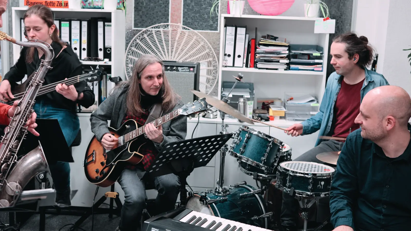 Michael Dandorfer &amp; Band spielen beim Festival „Jazzarise“ ein Tiny-Desk-Concert in Amberg. (Bild: Mercedes Mayerl)