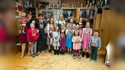 Trachtenjugend mit Jugendleiterin Corinna Piehler und Sandra Wittl (Bild: Markus Gais)