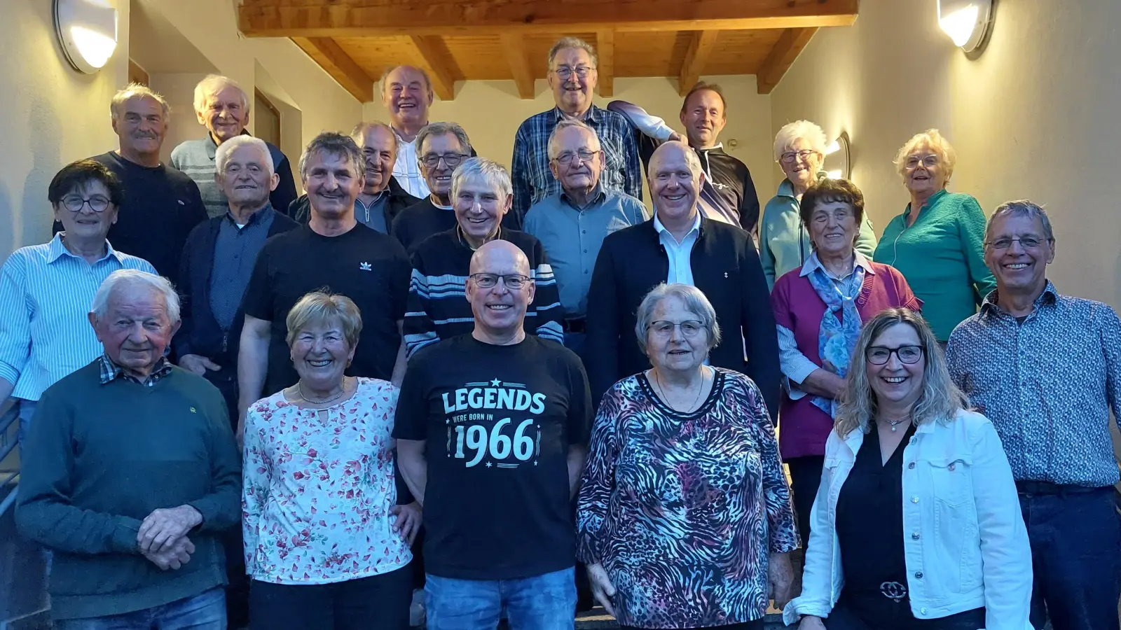 Einige Mitglieder des Siedlerbundes Kemnath a.B. wurden für 30, 40 und 50 Jahre Mitgliedschaft von der 1. Vorsitzenden Birgit Schmidbauer (vorne rechts) sowie von Bürgermeister Marcus Eichenmüller (2. Reihe, Dritter von rechts) geehrt. (Bild: Uwe Bergmann)