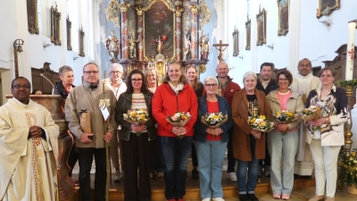 Die ausgeschiedenen und neuen Pfarrgemeinderatsmitglieder stellten sich mit Stadtpfarrer Madanu und Pfarrvikar Pater Jimmy zum gemeinsamen Gruppenfoto auf. (Bild: Rosi Hasenstab)