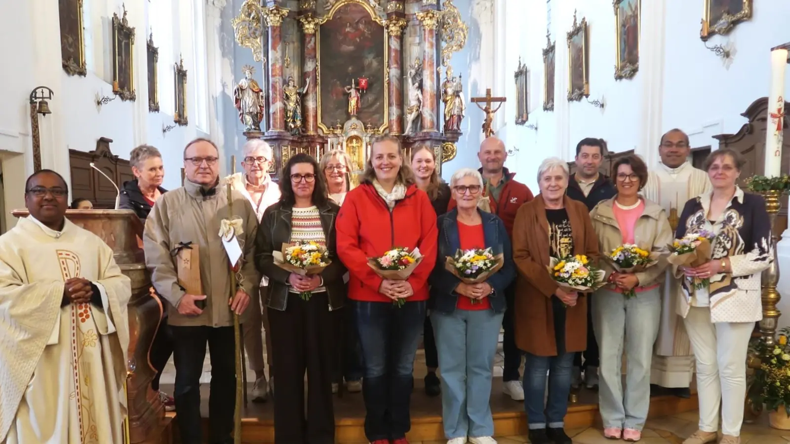 Die ausgeschiedenen und neuen Pfarrgemeinderatsmitglieder stellten sich mit Stadtpfarrer Madanu und Pfarrvikar Pater Jimmy zum gemeinsamen Gruppenfoto auf. (Bild: Rosi Hasenstab)