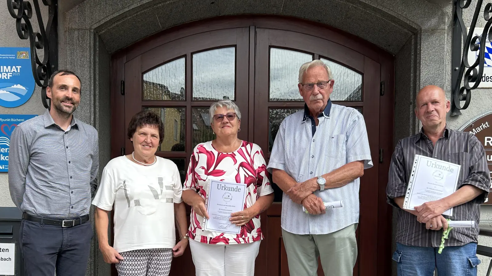 Von links: Bürgermeister Armin Bulenda, Vermieterin Erna Enslein , Familie Klein aus Mülheim an der Ruhr (30. Aufenthalt) sowie Herr Watzke aus Ratingen (40. Aufenthalt) bei der Gäste-Ehrung im Rathaus Moosbach. (Bild: Claudia Rieß (criess@moosbach.de))