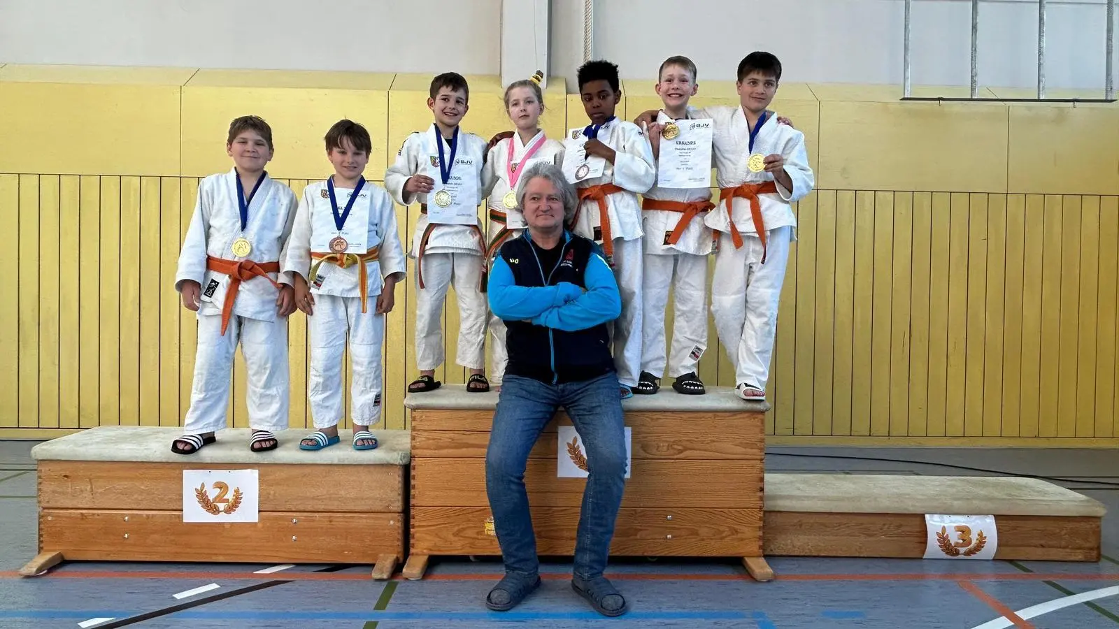 Die erfolgreiche U11 mit Trainer Manfred Schmid (Bild: Yvonne Lösch)